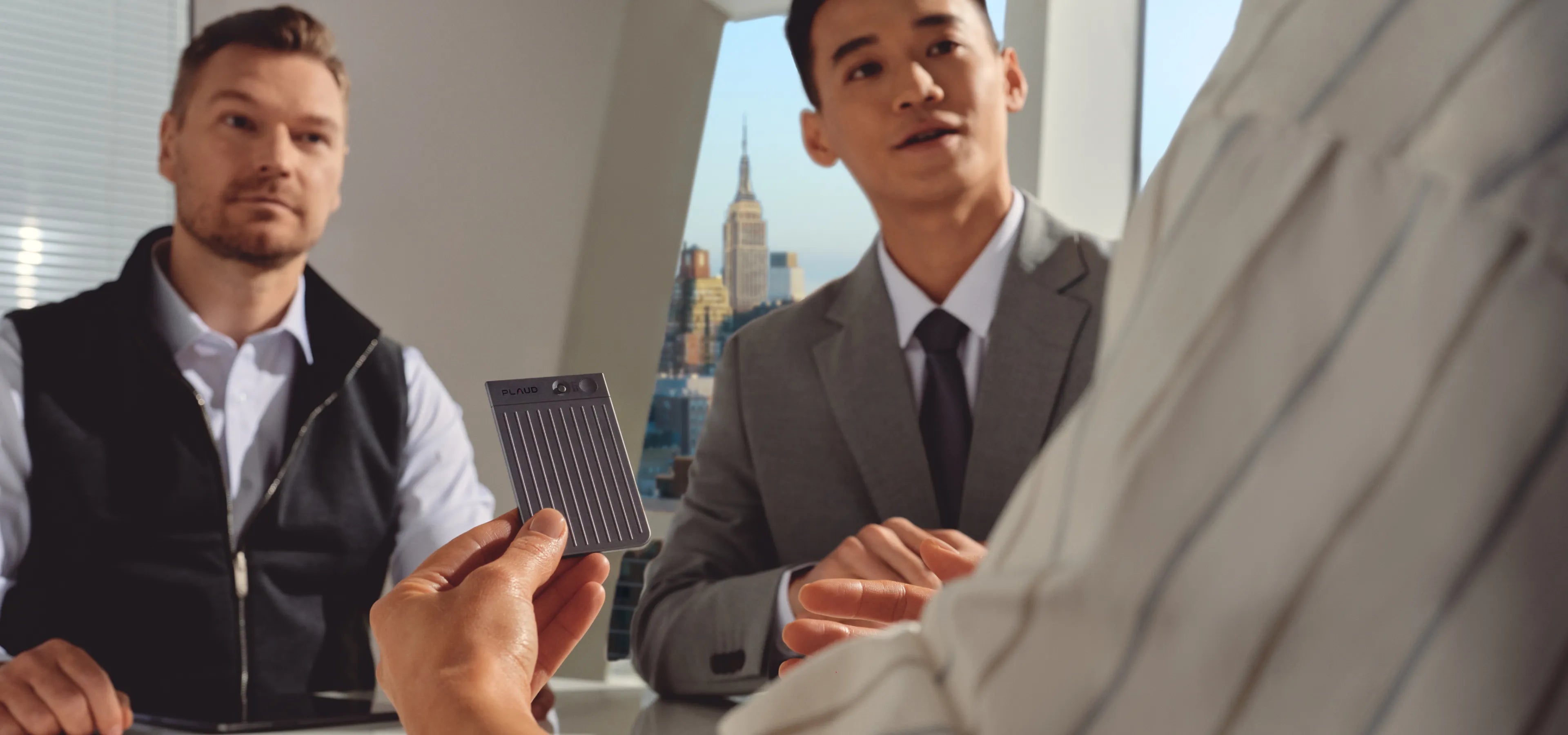 <style>
.discount-subtitle {
font-size: 32px !important; /* 副标题大小 */
font-weight: 600;
color: #000;
margin: 0; /* 清除默认上下间距 */
margin-bottom: 0.2rem; /* 自定义一个更小的间距(贴近主标题) */
line-height: 1.2; /* 行距压缩,让它更贴近主标题 */
}
.highlight {
background: linear-gradient(90deg, #7F5AF0, #00C9A7);
color: white !important;
padding: 2px 8px;
border-radius: 8px;
font-weight: 600;
display: inline-block;
}
.black-text {
color: #000000 !important;
}
.bold-text {
font-weight: 700;
}
h2.header-1 {
font-size: 50px;
margin: 0; /* 去掉默认间距 */
margin-bottom: 0.3rem; /* 进一步缩小与副标题距离 */
color: #ffffff;
line-height: 1.3;
font-weight: 500;
}
.h8 {
font-size: 20px !important;
margin: 0; /* 去掉默认上下间距 */
margin-top: 0.3rem; /* 与主标题保持紧凑 */
margin-bottom: 1.5rem; /* ✅ 段落与系统按钮之间的距离 */
color: #ffffff;
}
/* ✅ 手机端适配 */
@media (max-width: 767px) {
.discount-subtitle {
font-size: 23px !important;
}
h2.header-1 {
font-size: 32px !important;
}
.h8 {
font-size: 18px !important;
margin-bottom: 1rem; /* 移动端段落与按钮间距 */
}
}
</style>
<p class="discount-subtitle">
<span class="black-text bold-text"></span>
<span class="highlight">Hasta un 13% de descuento</span>
<span class="black-text bold-text"></span>
</p>
<h2 class="header-1 font-weight-6"> ¡Abríguese y obtenga grandes ahorros!<br>
</h2>